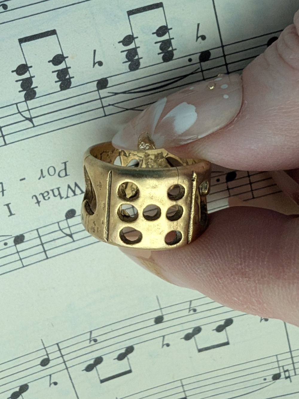 Gold Moon Cutout Band Ring - Goldtone Women's Jewelry Size 6 - Picture 11 of 15